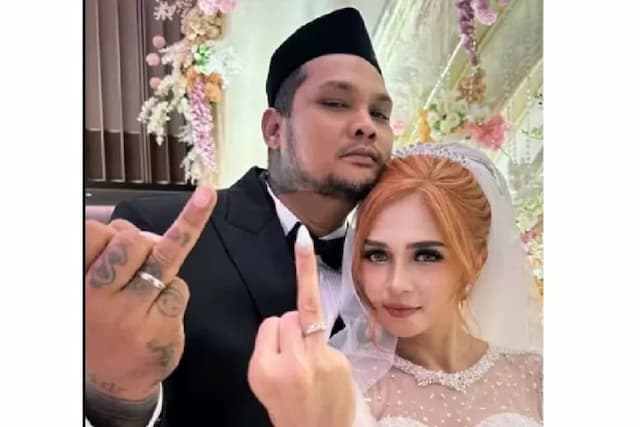 Lindi Fitriyana Melahirkan, Virgoun Langsung Perkenalkan Wajahnya ke Publik Lindi Fitriyana Melahirkan, Virgoun Langsung Perkenalkan Wajahnya ke Publik