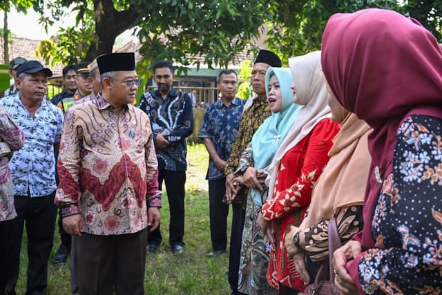 Kisah Haru Sitimah, Guru SD di Kudus yang Tetap Mengajar di Tengah Keterbatasan Kisah Haru Sitimah, Guru SD di Kudus yang Tetap Mengajar di Tengah Keterbatasan