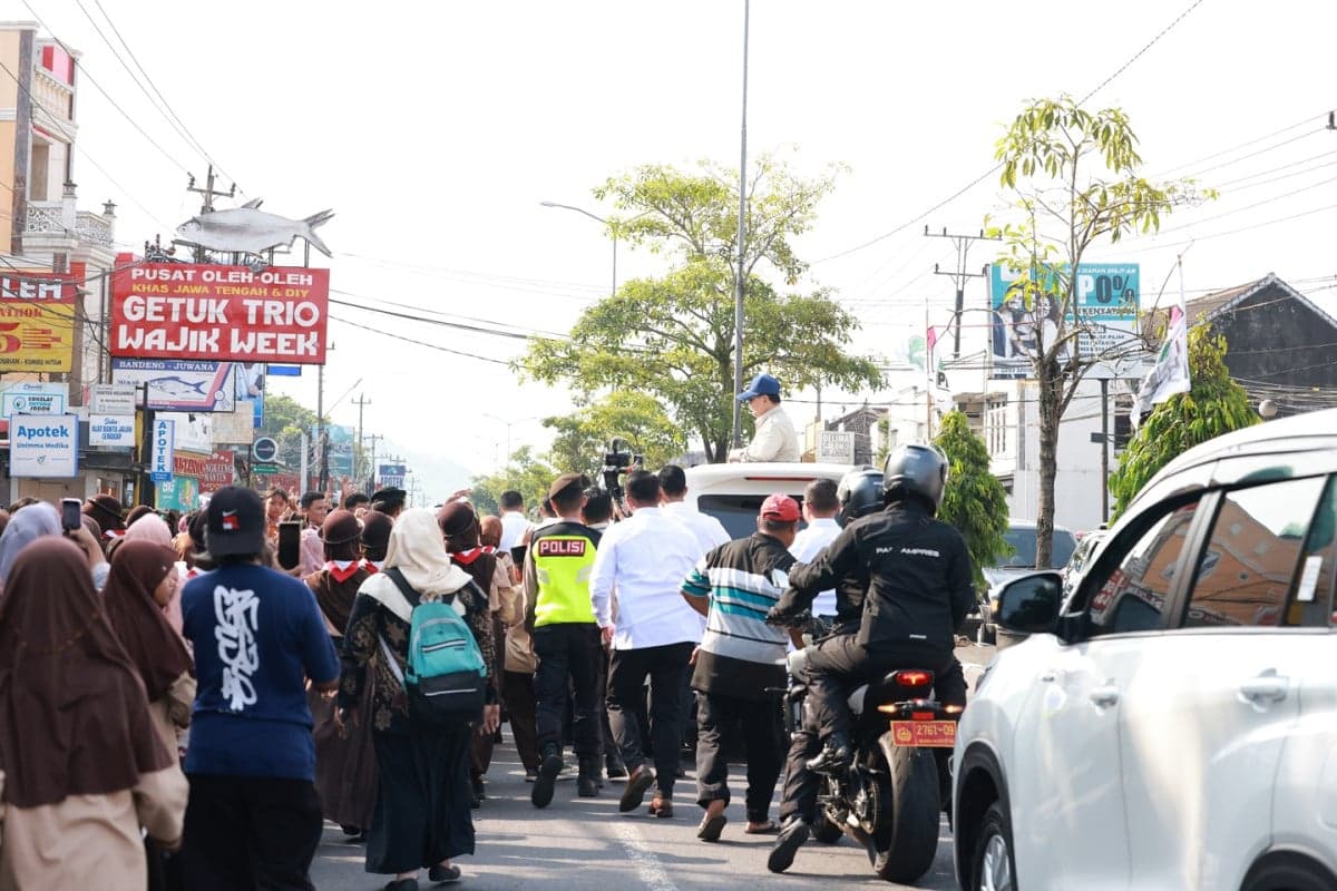 Prabowo Minta Pindad Buat Mobil Khusus Presiden untuk Sapa Warga Prabowo Minta Pindad Buat Mobil Khusus Presiden untuk Sapa Warga