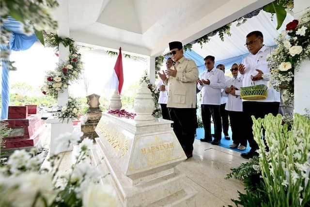 Momen Presiden Prabowo Ziarah dan Berdoa di Makam Marsinah Momen Presiden Prabowo Ziarah dan Berdoa di Makam Marsinah
