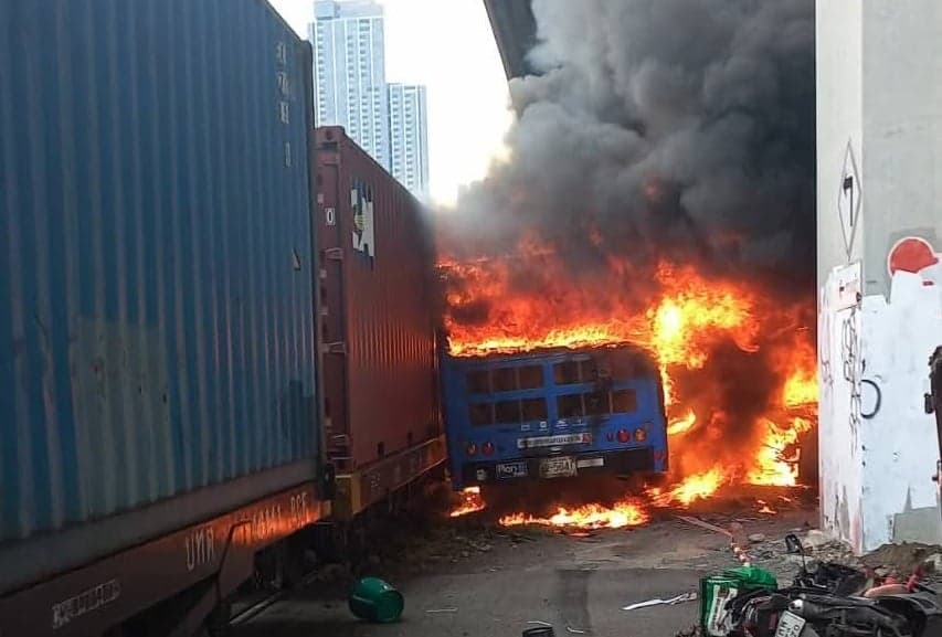 Kereta Tabrak Bus di Thailand, 8 Orang Tewas Kereta Tabrak Bus di Thailand, 8 Orang Tewas