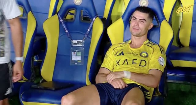 Momen Ronaldo Tolak Medali Runner Up usai Al Nassr Gagal Juara Momen Ronaldo Tolak Medali Runner Up usai Al Nassr Gagal Juara
