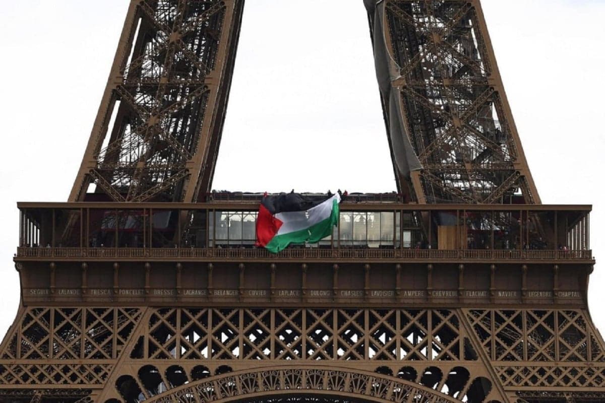 Prancis Tangkap 6 Orang karena Kibarkan Bendera Palestina di Menara Eiffel Prancis Tangkap 6 Orang karena Kibarkan Bendera Palestina di Menara Eiffel