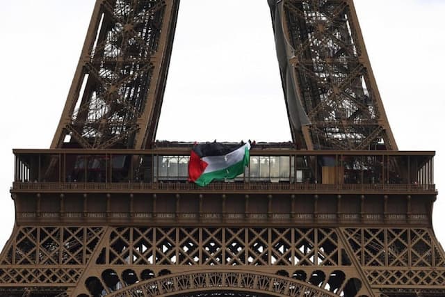 Prancis Tangkap 6 Orang karena Kibarkan Bendera Palestina di Menara Eiffel Prancis Tangkap 6 Orang karena Kibarkan Bendera Palestina di Menara Eiffel
