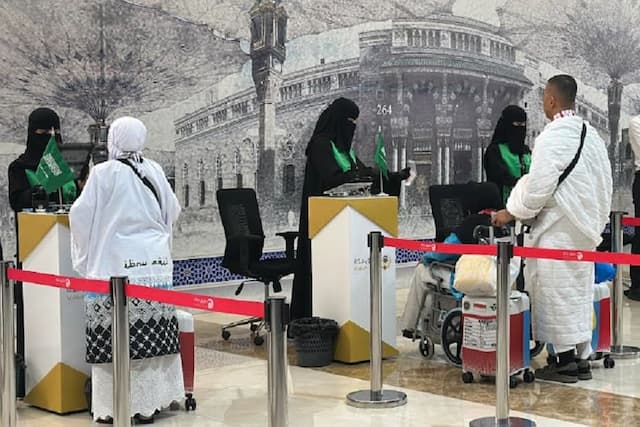 Begini Proses Pemeriksaan Keimigrasian Jemaah Haji di Bandara Soekarno-Hatta Begini Proses Pemeriksaan Keimigrasian Jemaah Haji di Bandara Soekarno-Hatta