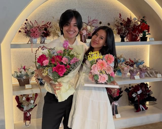 Ultah Angga Yunanda Dirayakan Romantis oleh Shenina Cinnamon, Netizen: Gemes Banget! Ultah Angga Yunanda Dirayakan Romantis oleh Shenina Cinnamon, Netizen: Gemes Banget!