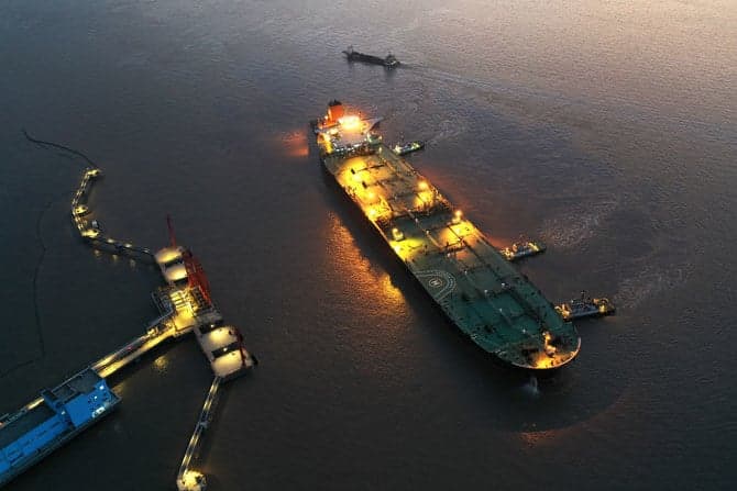 Lolos dari Blokade AS, Tanker Raksasa Pengangkut 2 Juta Barel Minyak Lanjut Berlayar ke Vietnam Lolos dari Blokade AS, Tanker Raksasa Pengangkut 2 Juta Barel Minyak Lanjut Berlayar ke Vietnam