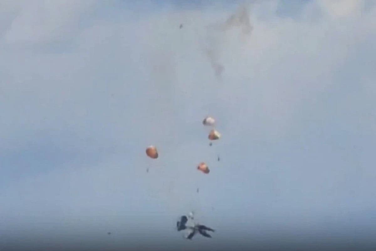 2 Jet Tempur EA-18 AS Tabrakan, Jatuh, dan Meledak, 4 Awak Melontarkan Diri 2 Jet Tempur EA-18 AS Tabrakan, Jatuh, dan Meledak, 4 Awak Melontarkan Diri
