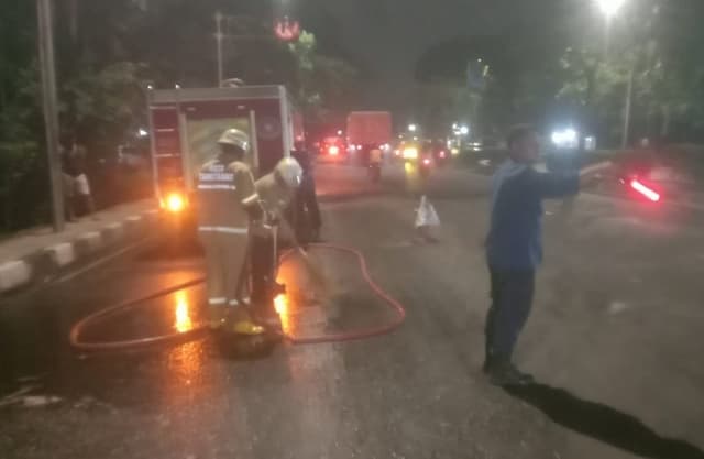 Sejumlah Pemotor Luka-luka Gegara Tumpahan Cairan Minyak di Jalan Jenderal Sudirman Tangerang Sejumlah Pemotor Luka-luka Gegara Tumpahan Cairan Minyak di Jalan Jenderal Sudirman Tangerang