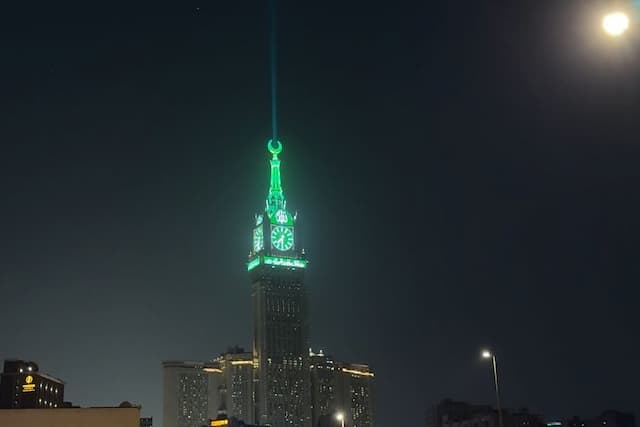 Magisnya Senja Makkah, Lampu Hijau Clock Tower Sambut Bulan Zulhijjah Magisnya Senja Makkah, Lampu Hijau Clock Tower Sambut Bulan Zulhijjah