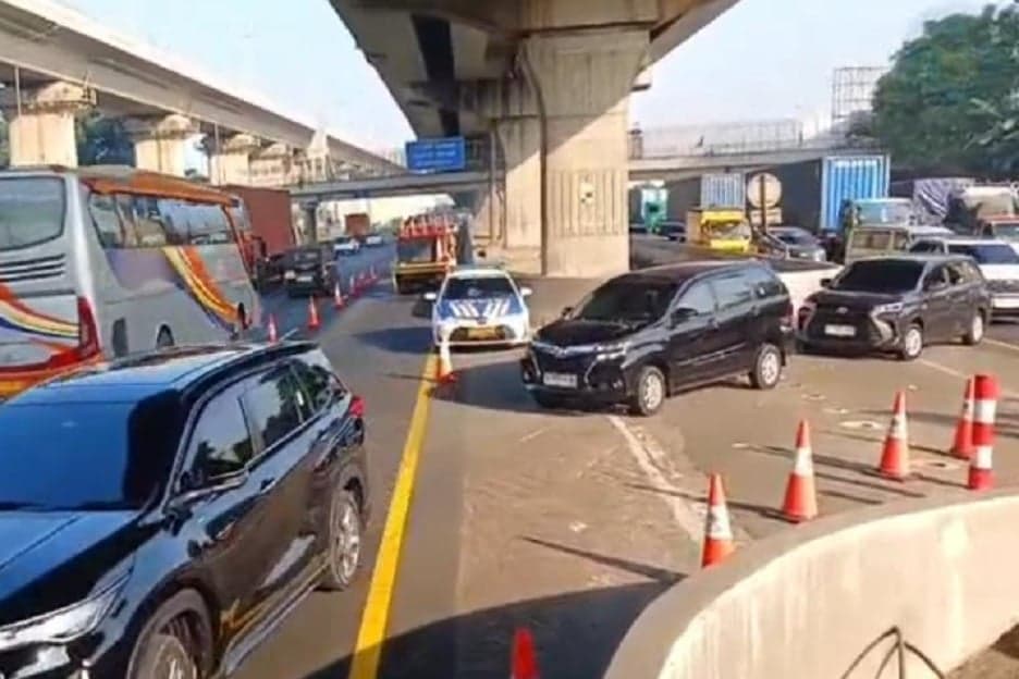 Contraflow Tol Jakarta-Cikampek Diberlakukan di KM23-28, Ini Penyebabnya Contraflow Tol Jakarta-Cikampek Diberlakukan di KM23-28, Ini Penyebabnya