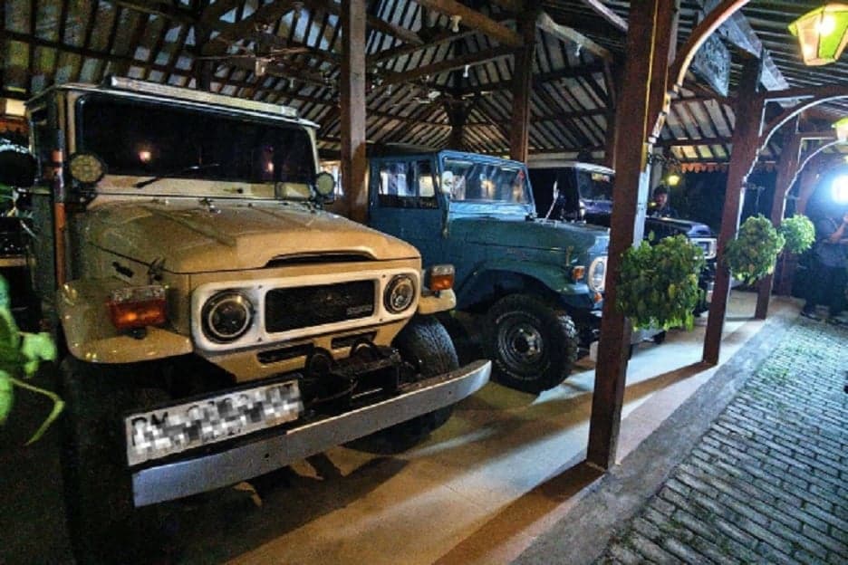 Rumah Bupati Sugiri Sancoko Digeledah, 3 Mobil Hardtop dan 1 Alphard Disita Rumah Bupati Sugiri Sancoko Digeledah, 3 Mobil Hardtop dan 1 Alphard Disita