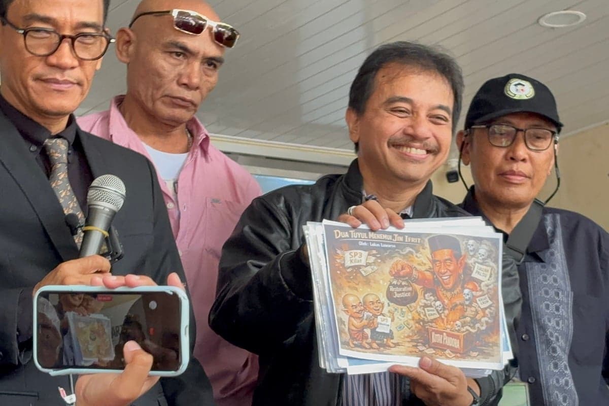 Roy Suryo Cs Laporkan Rismon Sianipar dan Istrinya ke Polda Metro Jaya Roy Suryo Cs Laporkan Rismon Sianipar dan Istrinya ke Polda Metro Jaya