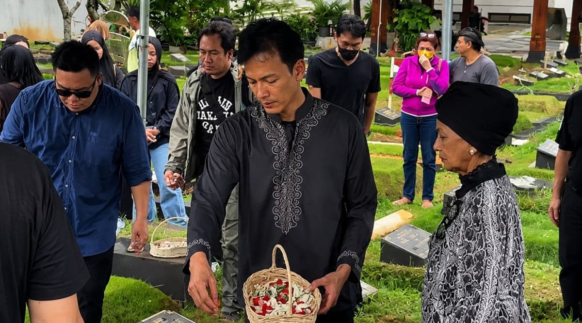 Kronologi Ibunda Fedi Nuril Meninggal Dunia usai Tersedak Air Putih Kronologi Ibunda Fedi Nuril Meninggal Dunia usai Tersedak Air Putih