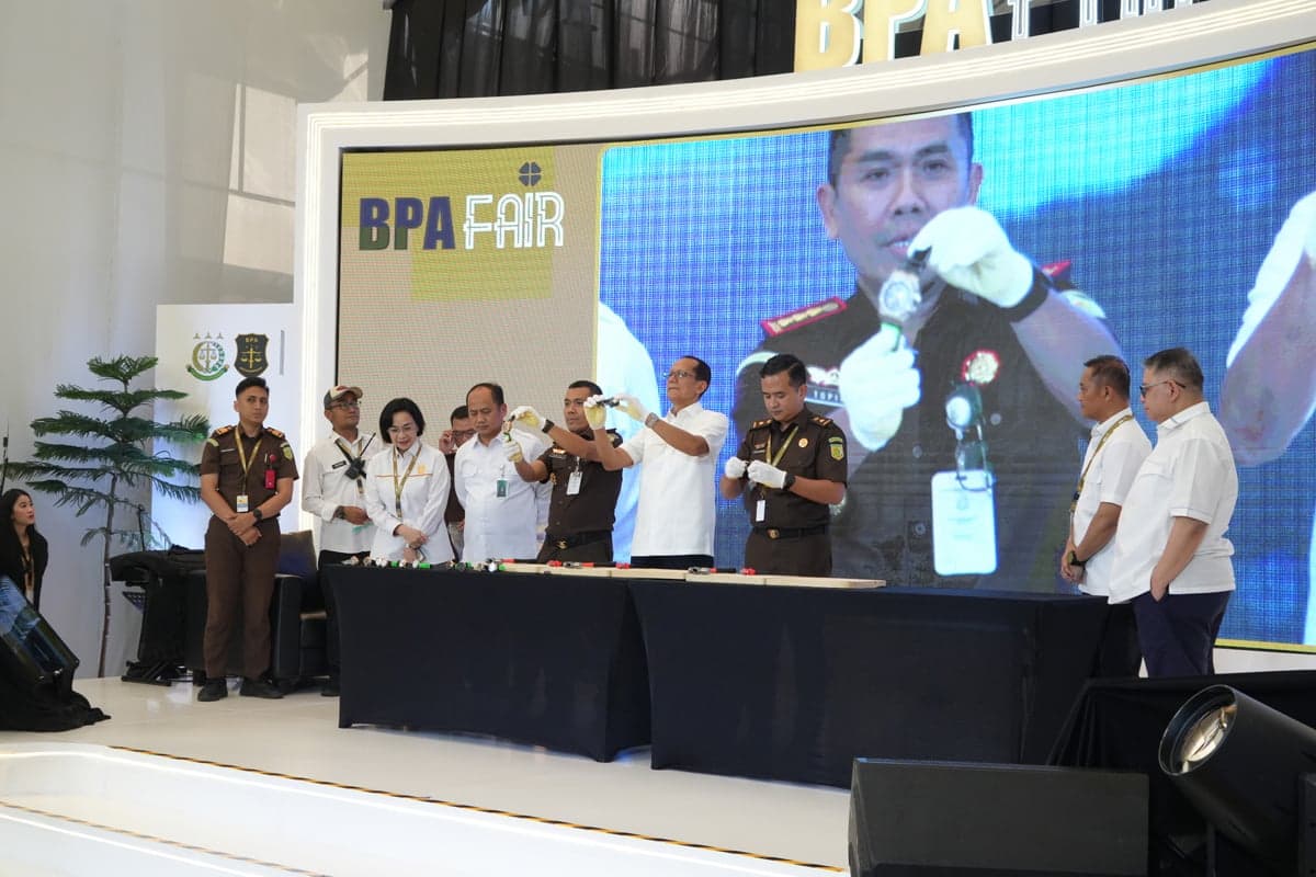 Kejagung Musnahkan 14 Jam Tangan KW Milik Terpidana Jimmy Sutopo Kejagung Musnahkan 14 Jam Tangan KW Milik Terpidana Jimmy Sutopo
