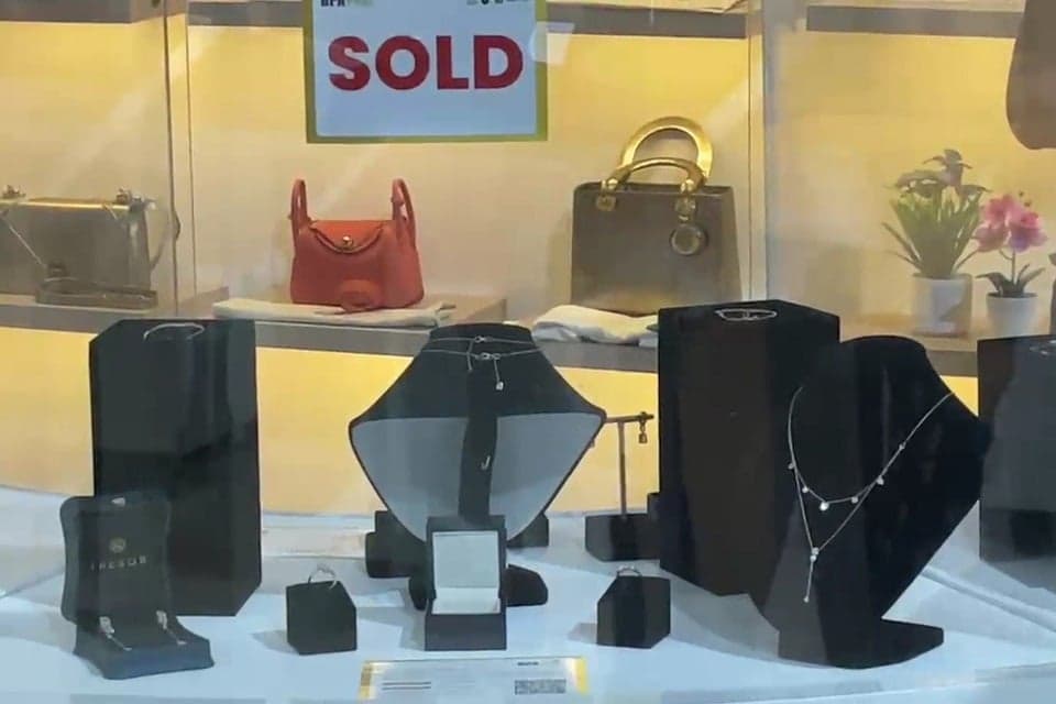 Koleksi Tas Branded dan Perhiasan Sandra di BPA Fair 2026 Ludes Terjual Koleksi Tas Branded dan Perhiasan Sandra di BPA Fair 2026 Ludes Terjual