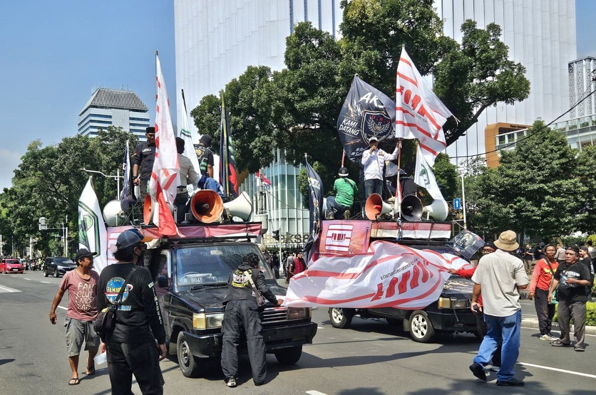 Aksi Ojol Forkot Warnai Kawasan Medan Merdeka Selatan Aksi Ojol Forkot Warnai Kawasan Medan Merdeka Selatan