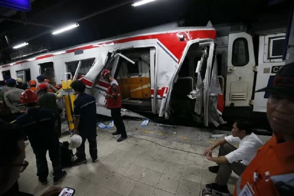 KNKT: Masinis Argo Bromo Sempat Ngerem' 1,3 Km Sebelum Tabrak KRL di Stasiun Bekasi Timur KNKT: Masinis Argo Bromo Sempat Ngerem' 1,3 Km Sebelum Tabrak KRL di Stasiun Bekasi Timur