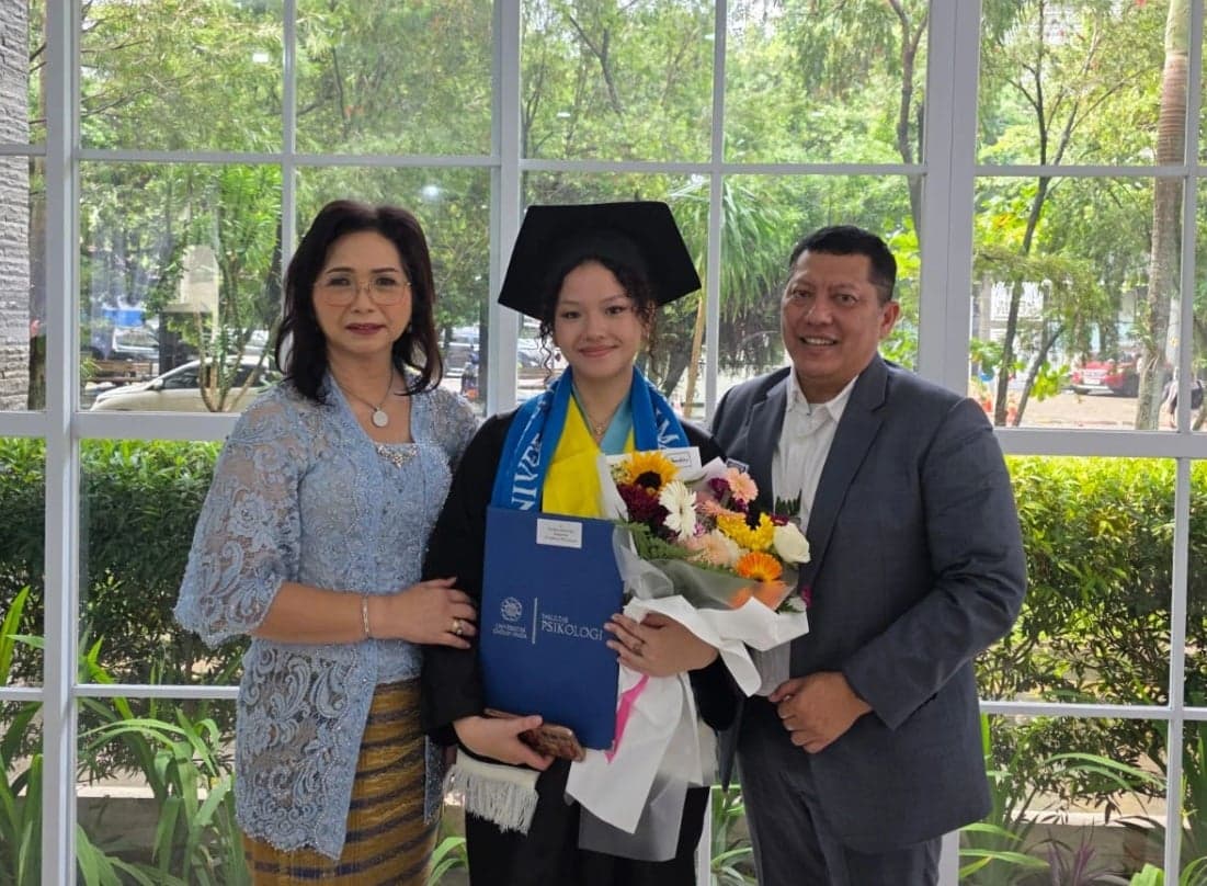 Cerita Nadya Jadi Lulusan Tercepat UGM Berkat Teliti Tren Live Commerce Cerita Nadya Jadi Lulusan Tercepat UGM Berkat Teliti Tren Live Commerce