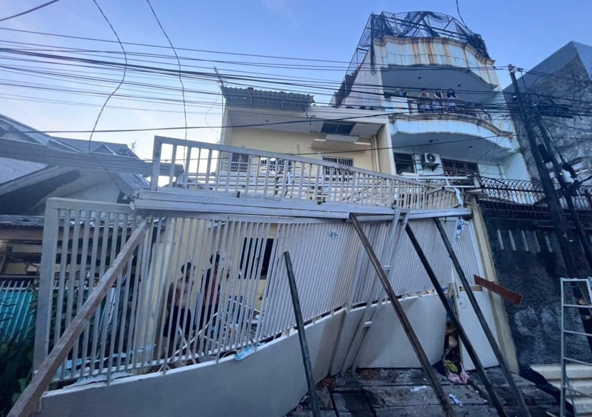 Penampakan Rumah di Tambora Porak-poranda, 1 Lansia Luka Bakar Penampakan Rumah di Tambora Porak-poranda, 1 Lansia Luka Bakar
