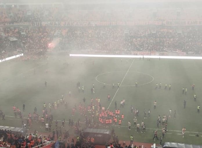 Persib Juara Liga, Duel Persija di JIS Ricuh karena Flare dan Petasan Persib Juara Liga, Duel Persija di JIS Ricuh karena Flare dan Petasan