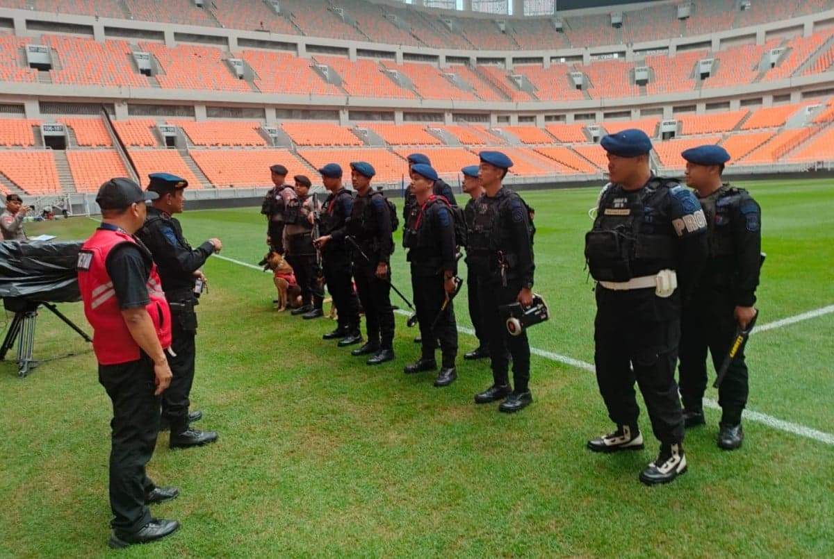 Brimob Sterilisasi Stadion JIS Jelang Laga Persija vs Semen Padang Brimob Sterilisasi Stadion JIS Jelang Laga Persija vs Semen Padang