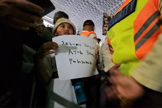 Mengharukan! Bocah 9 Tahun Bawa Poster untuk Ayah yang Pulang usai Ditawan Israel Mengharukan! Bocah 9 Tahun Bawa Poster untuk Ayah yang Pulang usai Ditawan Israel