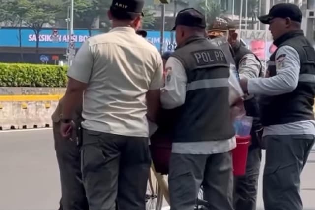 Viral Aksi Penertiban Paksa Pedagang Es Krim di CFD, Satpol PP DKI Jakarta Akhirnya Minta Maaf Viral Aksi Penertiban Paksa Pedagang Es Krim di CFD, Satpol PP DKI Jakarta Akhirnya Minta Maaf
