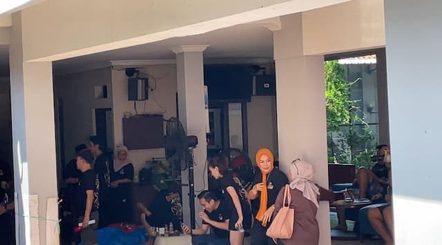 Momen Ayu Ting Ting dan Kevin Gusnadi Jadi Panitia Kurban Curi Perhatian Momen Ayu Ting Ting dan Kevin Gusnadi Jadi Panitia Kurban Curi Perhatian