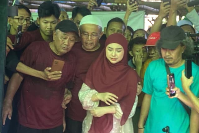 Ria Ricis Nangis Lihat Sapi Kurbannya Disembelih Ria Ricis Nangis Lihat Sapi Kurbannya Disembelih