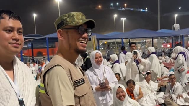 Wamenhaj Sapa Jemaah Haji Indonesia yang Mabit di Muzdalifah Wamenhaj Sapa Jemaah Haji Indonesia yang Mabit di Muzdalifah