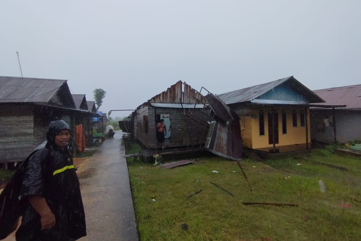 Puluhan Rumah di Banjar Kalsel Rusak Diterjang Hujan Deras Disertai Angin Kencang Puluhan Rumah di Banjar Kalsel Rusak Diterjang Hujan Deras Disertai Angin Kencang