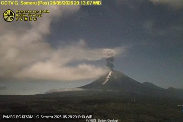 Gunung Semeru Erupsi, Luncurkan Awan Panas Guguran Sejauh 2.500 Meter Gunung Semeru Erupsi, Luncurkan Awan Panas Guguran Sejauh 2.500 Meter