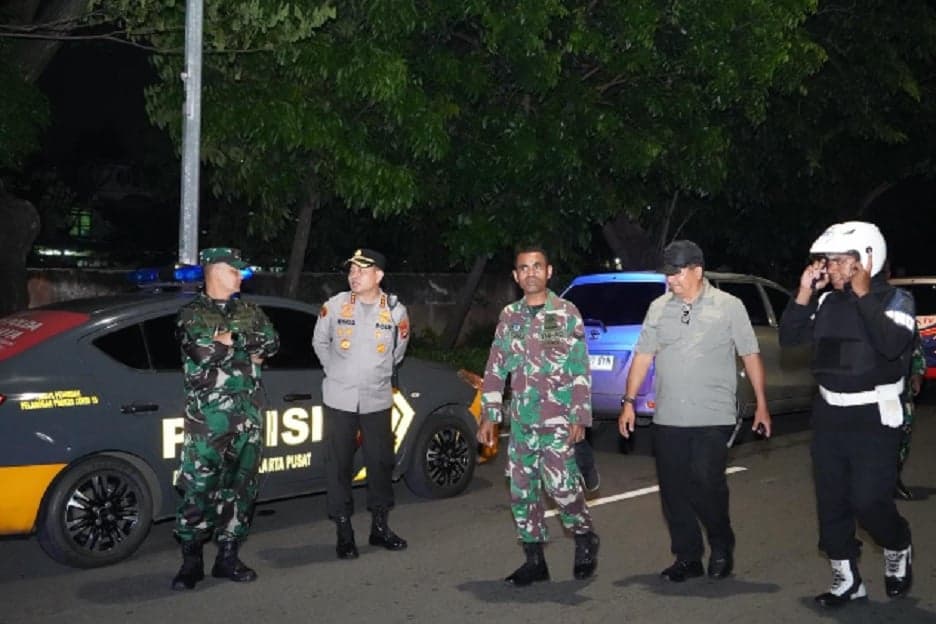 Operasi Gabungan Polri dan TNI di Jakpus: 11 Orang Ditangkap, Celurit hingga 1.202 Tramadol Disita Operasi Gabungan Polri dan TNI di Jakpus: 11 Orang Ditangkap, Celurit hingga 1.202 Tramadol Disita