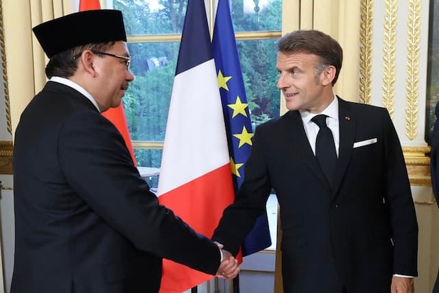 Pertemuan Istana Elysee, Denny JA: Macron-Prabowo Arsitek Poros Baru Negara Menengah Pertemuan Istana Elysee, Denny JA: Macron-Prabowo Arsitek Poros Baru Negara Menengah