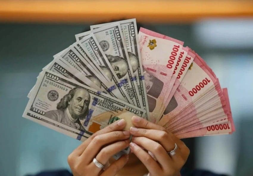 Rupiah Semakin Terpuruk Dekati Rp17.900 per Dolar AS, BI Buka Suara Rupiah Semakin Terpuruk Dekati Rp17.900 per Dolar AS, BI Buka Suara