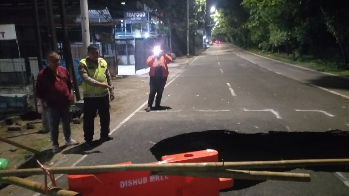 Jalan Ambles di Lenteng Agung Arah Depok, Polisi Lakukan Rekayasa Lalu Lintas Jalan Ambles di Lenteng Agung Arah Depok, Polisi Lakukan Rekayasa Lalu Lintas