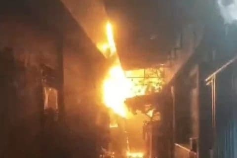 Kebakaran di Tambora Hanguskan 27 Rumah, 250 Warga Mengungsi Kebakaran di Tambora Hanguskan 27 Rumah, 250 Warga Mengungsi