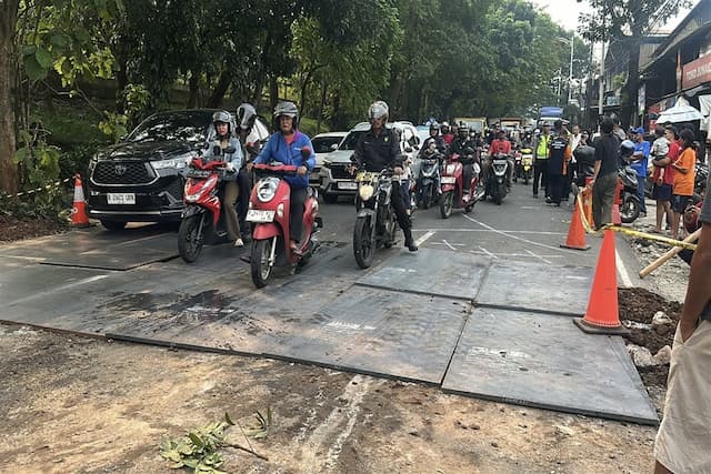 Diuruk Sementara, Jalan Raya Lenteng Agung Sudah Bisa Dilalui 2 Lajur Diuruk Sementara, Jalan Raya Lenteng Agung Sudah Bisa Dilalui 2 Lajur