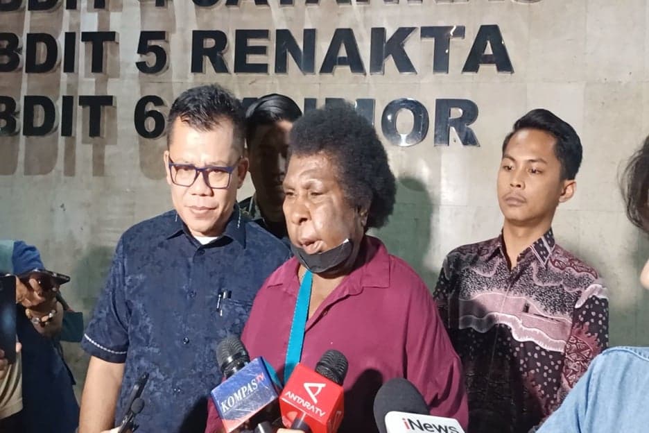 Mama Sinta Laporkan Ketua LBH Merauke ke Polda Metro Jaya Terkait Film Pesta Babi Mama Sinta Laporkan Ketua LBH Merauke ke Polda Metro Jaya Terkait Film Pesta Babi