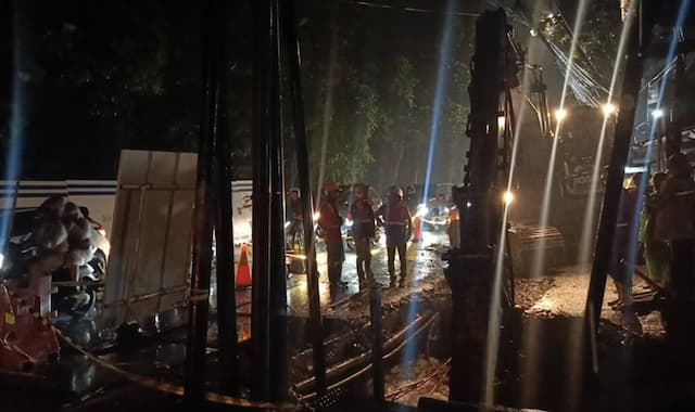 Perbaikan Jalan Ambles di Lenteng Agung Dilanjutkan Malam Ini, Fokus Pemasangan Box Culvert Perbaikan Jalan Ambles di Lenteng Agung Dilanjutkan Malam Ini, Fokus Pemasangan Box Culvert