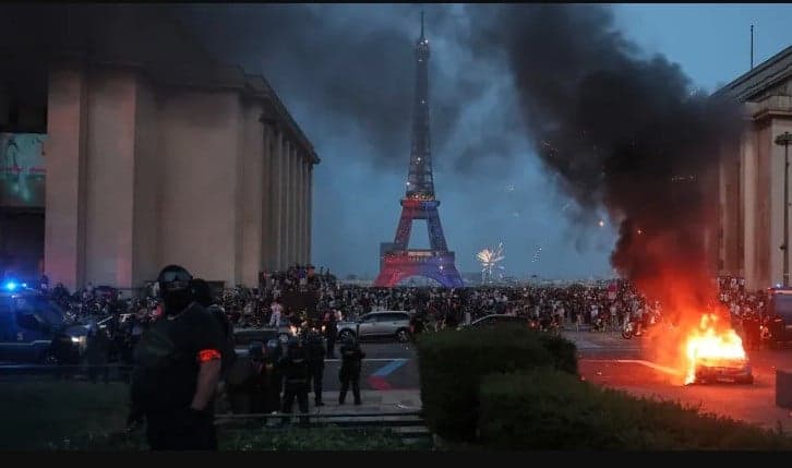 Paris Mencekam, Ratusan Suporter PSG Diamankan Polisi dalam Perayaan Gelar Liga Champions Paris Mencekam, Ratusan Suporter PSG Diamankan Polisi dalam Perayaan Gelar Liga Champions