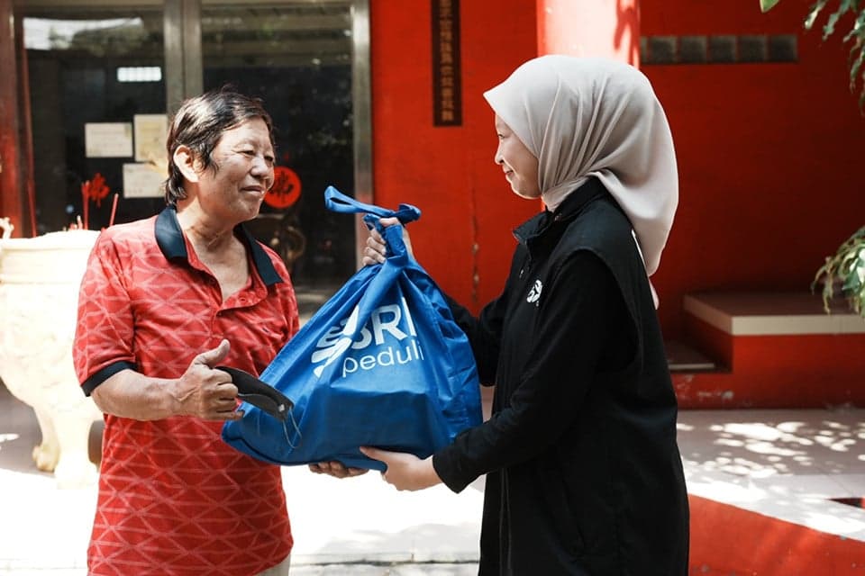 Menebar Kasih di Hari Raya Waisak 2026, BRI Salurkan Bantuan 1.000 Paket Sembako bagi Umat Buddha Menebar Kasih di Hari Raya Waisak 2026, BRI Salurkan Bantuan 1.000 Paket Sembako bagi Umat Buddha