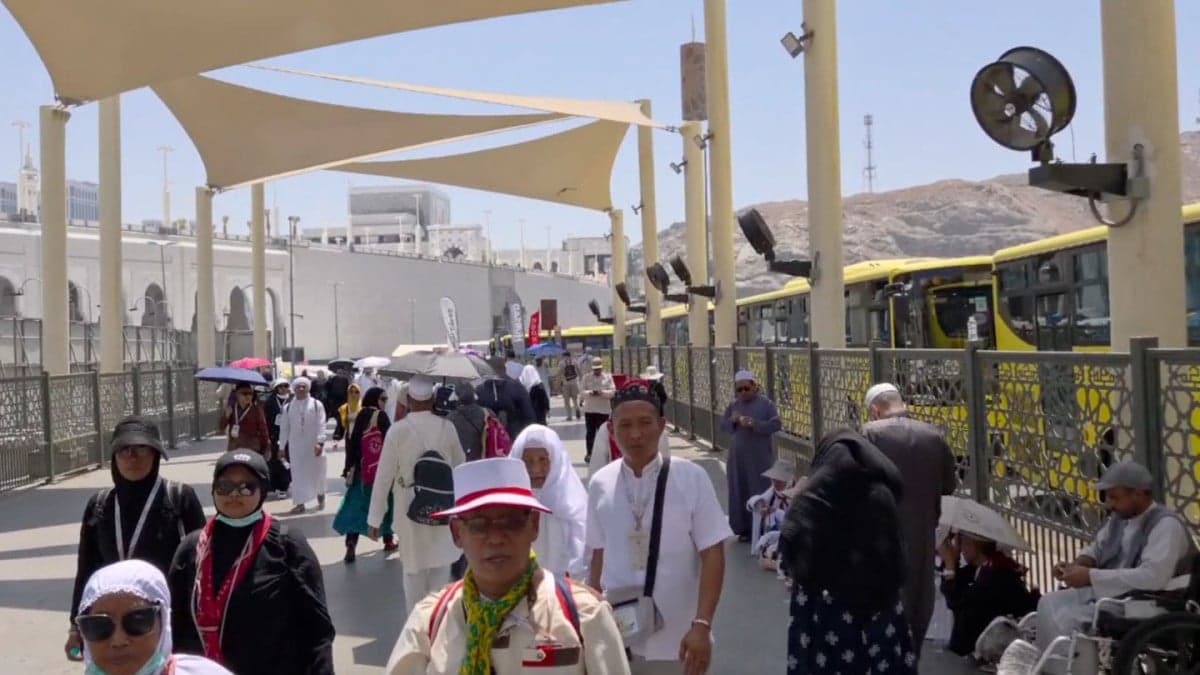 Sempat Mundur 12 Jam Demi Istirahat Jemaah, Ratusan Bus Shalawat di Makkah Mengaspal Lagi Sempat Mundur 12 Jam Demi Istirahat Jemaah, Ratusan Bus Shalawat di Makkah Mengaspal Lagi