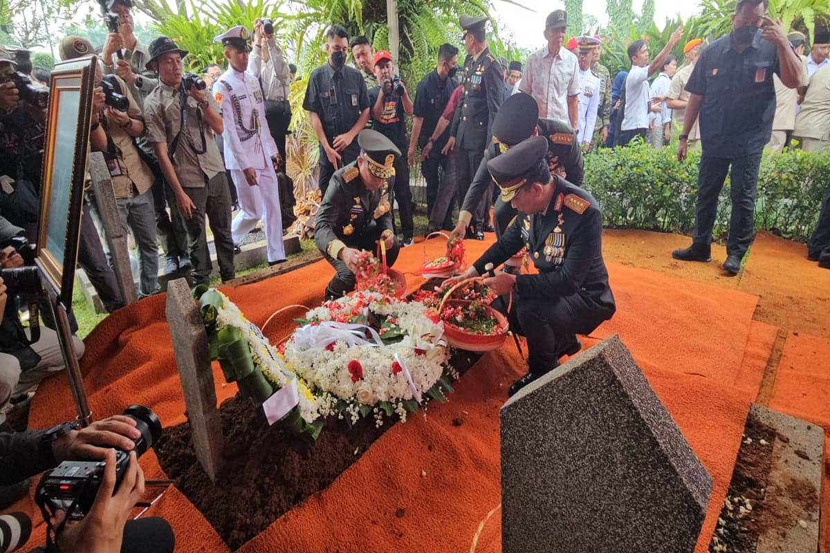 Pemakaman Militer Ryamizard Ryacudu Berlangsung Khidmat, Sjafrie Jadi Inspektur Upacara Pemakaman Militer Ryamizard Ryacudu Berlangsung Khidmat, Sjafrie Jadi Inspektur Upacara