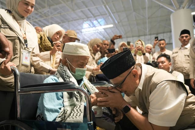 Lepas Kepulangan Perdana Jemaah Haji, Menhaj Gus Irfan Minta Maaf Lepas Kepulangan Perdana Jemaah Haji, Menhaj Gus Irfan Minta Maaf