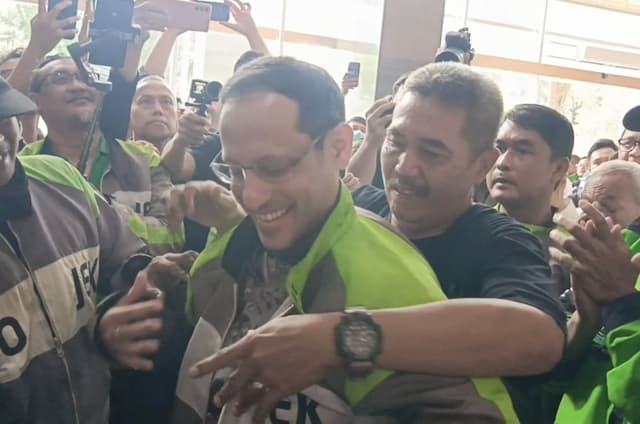 Nadiem Makarim Pakai Jaket Ojol Jelang Sidang Pleidoi Kasus Chromebook Nadiem Makarim Pakai Jaket Ojol Jelang Sidang Pleidoi Kasus Chromebook