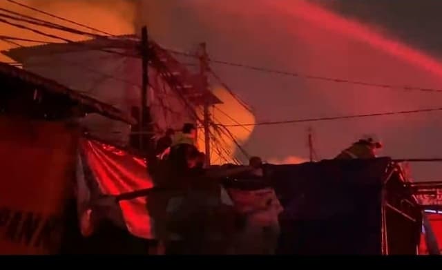 Saksi Mata Ungkap Detik-detik Kebakaran Pasar Jiung Kemayoran Saksi Mata Ungkap Detik-detik Kebakaran Pasar Jiung Kemayoran