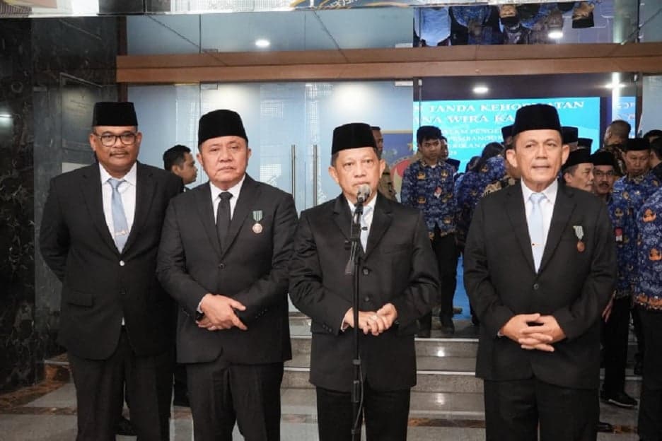 Mendagri Berikan Penghargaan Satyalancana kepada 7 Tokoh Atas Inovasi Sektor Maritim Mendagri Berikan Penghargaan Satyalancana kepada 7 Tokoh Atas Inovasi Sektor Maritim