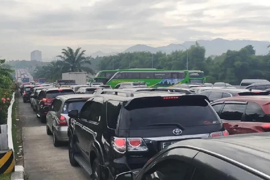 Macet Parah, Pengendara Diminta Hindari Exit Tol Sentul Selatan Macet Parah, Pengendara Diminta Hindari Exit Tol Sentul Selatan